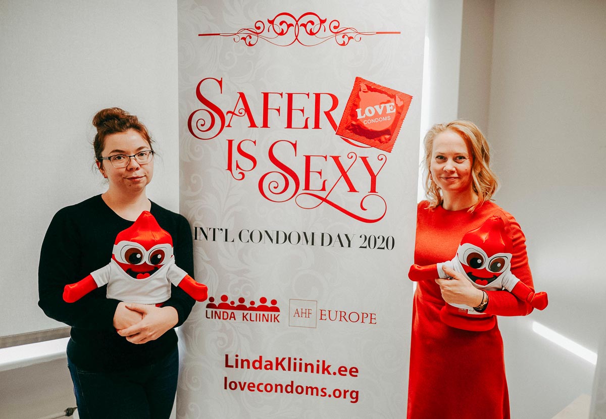 AHF Linda Kliiniku töötajad Narvas, toetades HIV testimist ja ennetamist kondoomi reklaamimisega, on turvalisem seksikas