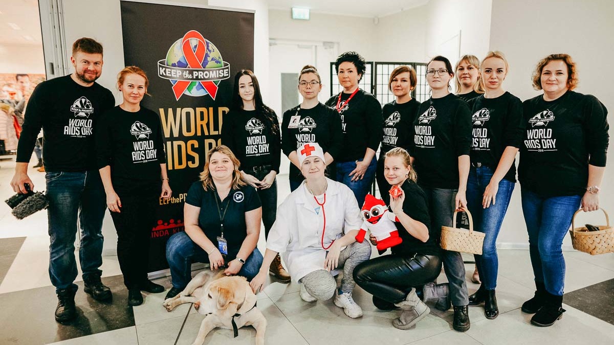 Töötajad ja vabatahtlikud, kes reklaamivad ülemaailmsel AIDSi päeval kaubanduskeskuses kondoome ja HIV-testimist